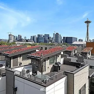  Holiday home Deactivated- Rooftop Patio With Grill 2br 3ba Central, Walkable Location