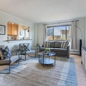  Holiday home Vibrant Downtown, King Bed, Work Desk & Kitchen